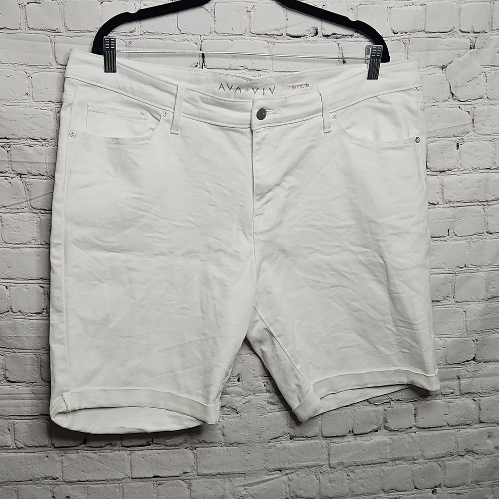 Ava & Viv White Bermuda Shorts Size 22W Power Stretch
